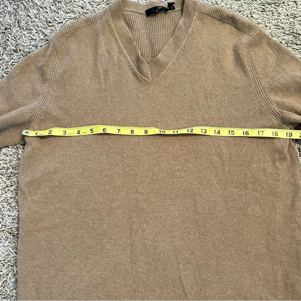 THEORY Mens Donners 100% Cashmere V-Neck Sweater in Camel Sz M Minimalist Luxury